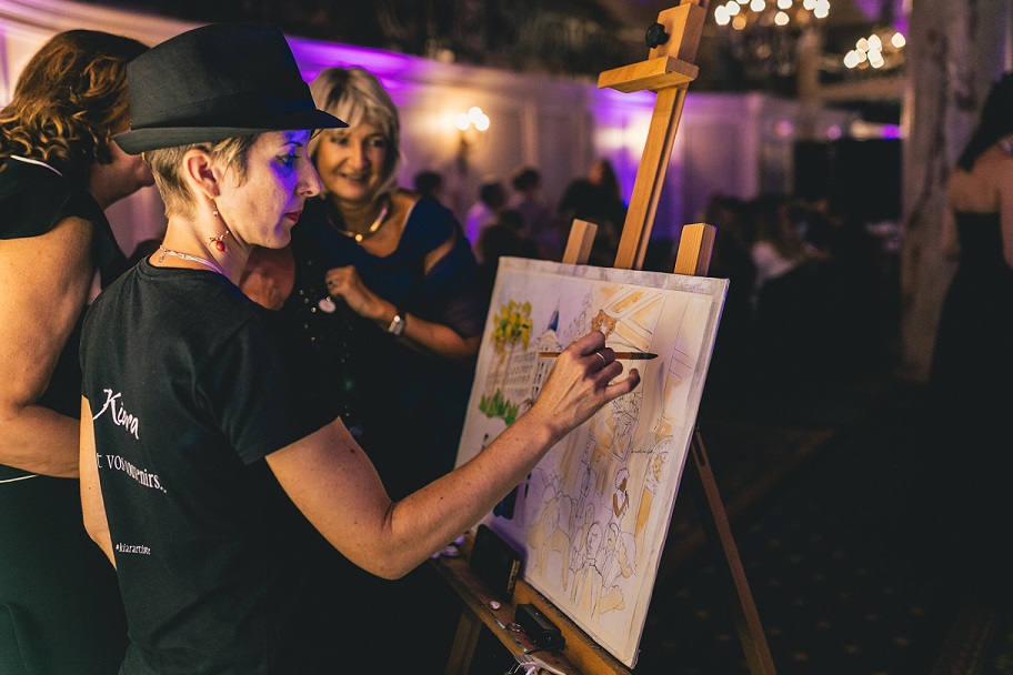 Des invités fascinés par la création d'une peinture en live lors d'un événement à Aix-en-Provence